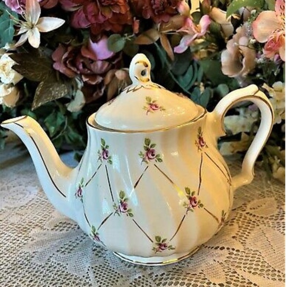 Lovely Vintage Sadler Teapot Pink Roses Gold Trim